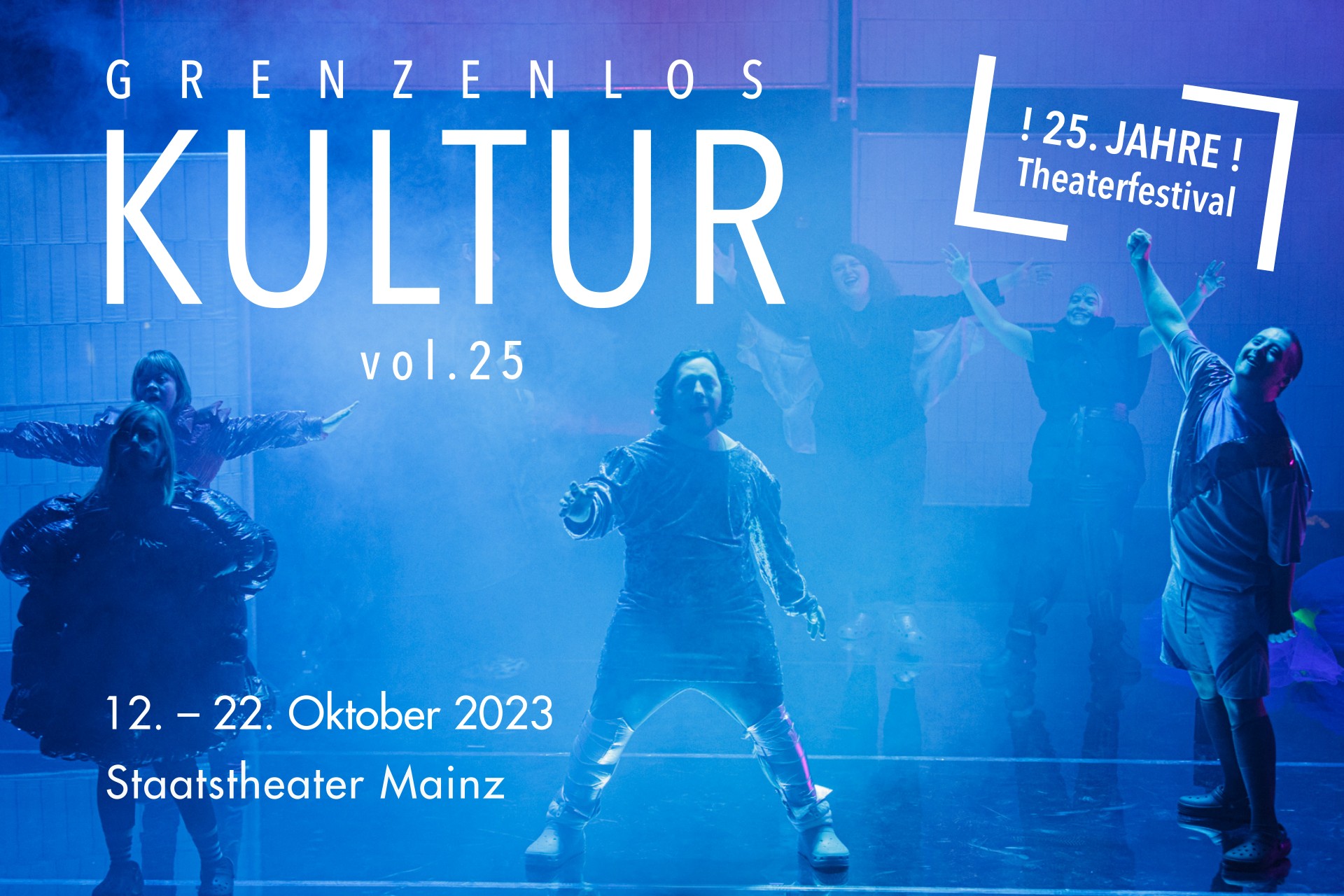 Performer*innen vom Theater HORA tanzen und feiern auf einer blau beleuchteten Bühne. Auf dem Fotos in weißer Schrift: Grenzenlos Kultur vol. 25 12 - 22 Oktober 2023 Staatstheater Mainz 25 Jahre Theaterfestival